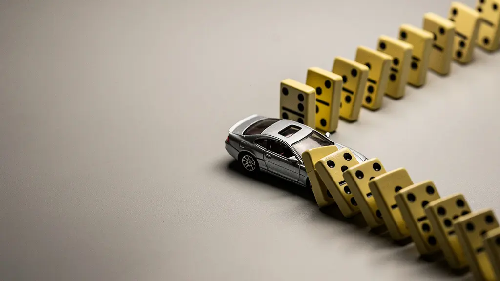 Een rij omvallende domino’s naast een kleine speelgoedauto als metafoor voor kettingreacties door vertraging.